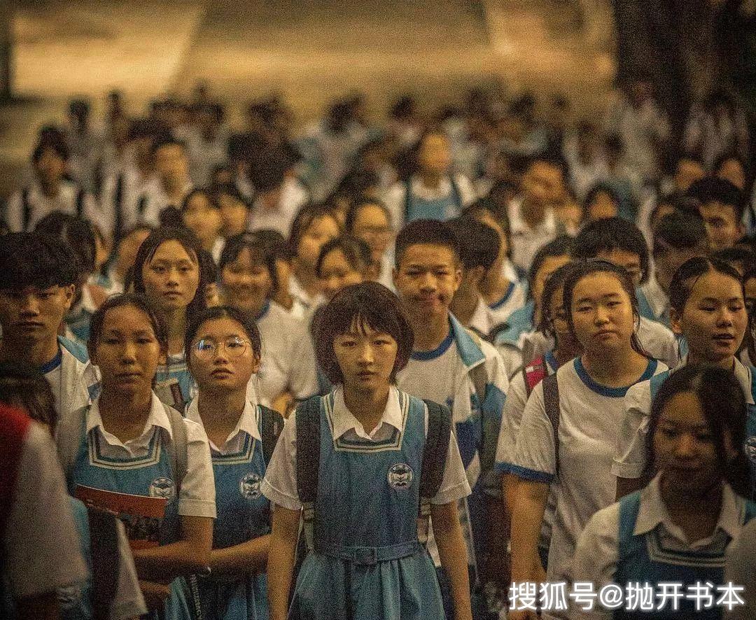 《少年的你》，校園暴力只是殼，兩個沒有未來的人如何相互取暖才是核 