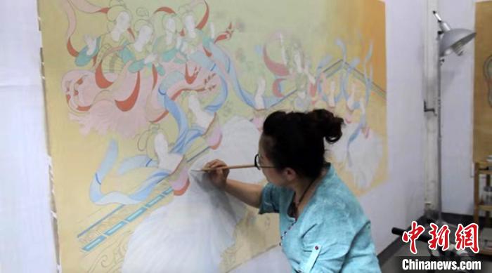 敦煌女畫家探秘千年壁畫“容顏不老”之源-中新網