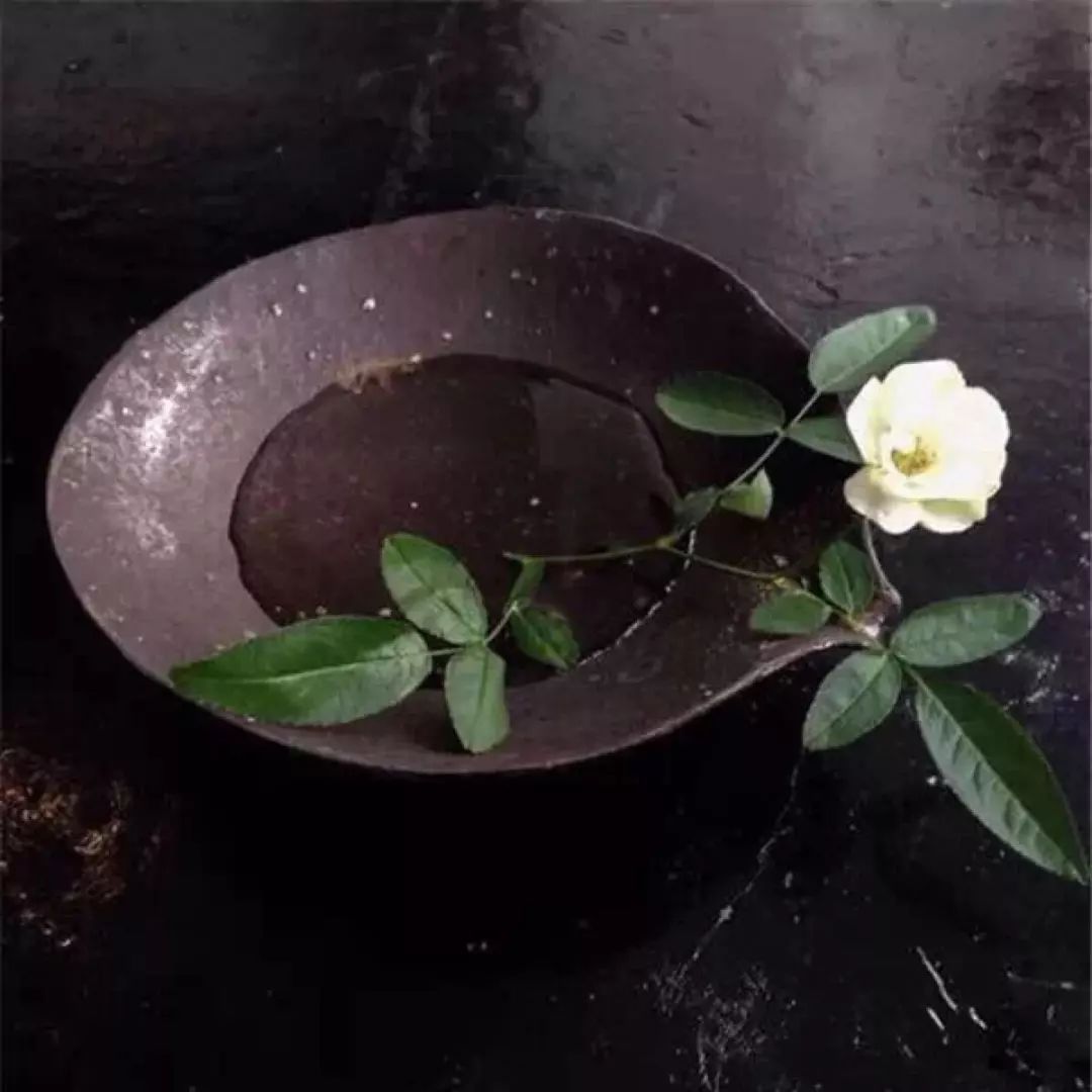真正的審美是與美保持距離，而不是占有