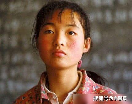 《一個(gè)也不能少》的魏敏芝近況，嫁給了美籍華人，定居美國(guó)變成胖大媽 