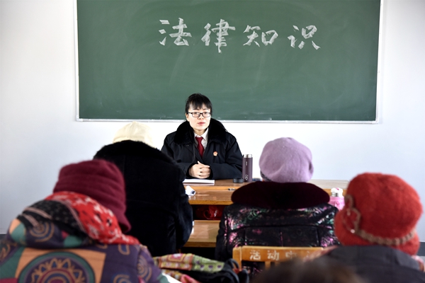 泌陽縣法院法官讓法律知識走進老年大學堂