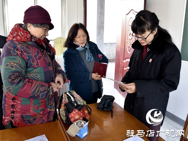 泌陽縣法院法官讓法律知識走進老年大學(xué)堂