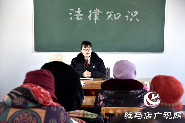 泌陽縣法院法官讓法律知識走進老年大學(xué)堂