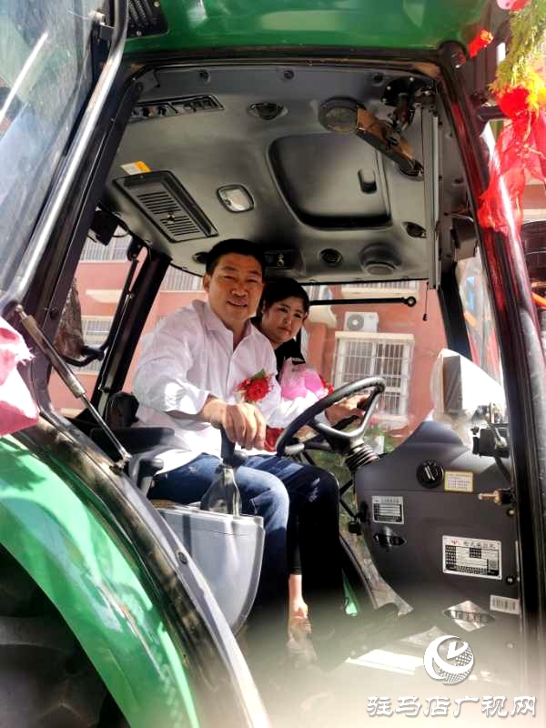 節(jié)奏鏗鏘，馬力強(qiáng)勁！泌陽(yáng)街頭驚現(xiàn)拖拉機(jī)婚禮車隊(duì) 
