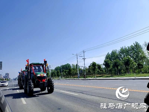 節(jié)奏鏗鏘，馬力強(qiáng)勁！泌陽(yáng)街頭驚現(xiàn)拖拉機(jī)婚禮車隊(duì) 