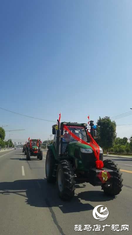 節(jié)奏鏗鏘，馬力強(qiáng)勁！泌陽(yáng)街頭驚現(xiàn)拖拉機(jī)婚禮車隊(duì) 