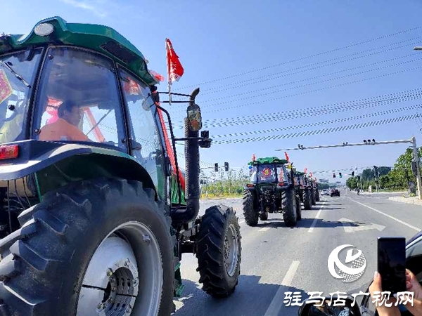 節(jié)奏鏗鏘，馬力強(qiáng)勁！泌陽(yáng)街頭驚現(xiàn)拖拉機(jī)婚禮車隊(duì) 