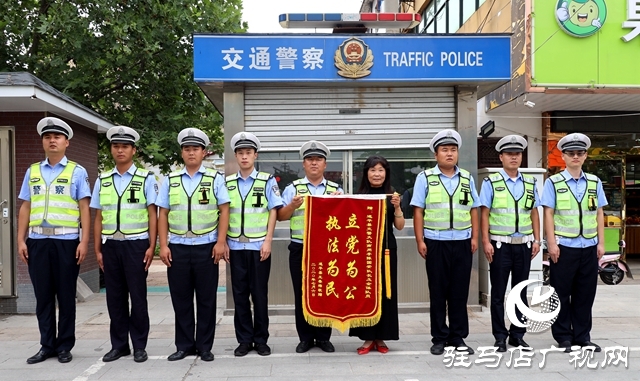 暖心！群眾將錦旗送到崗位上