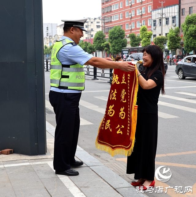 暖心！群眾將錦旗送到崗位上