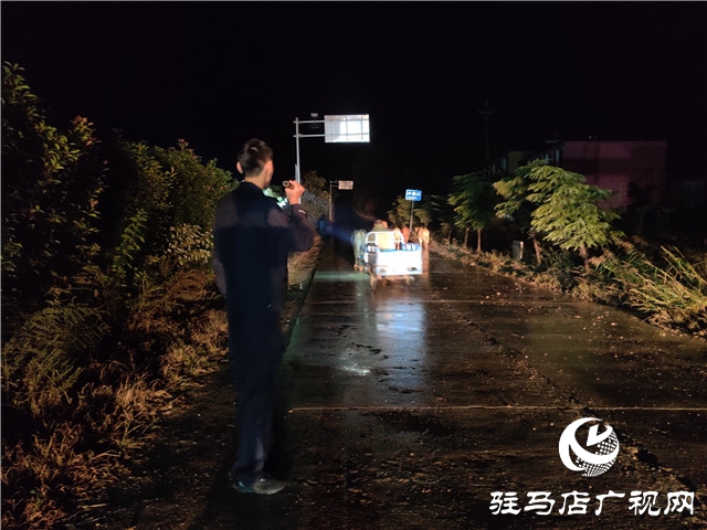 警民齊心冒雨尋牛，秋涼心卻暖