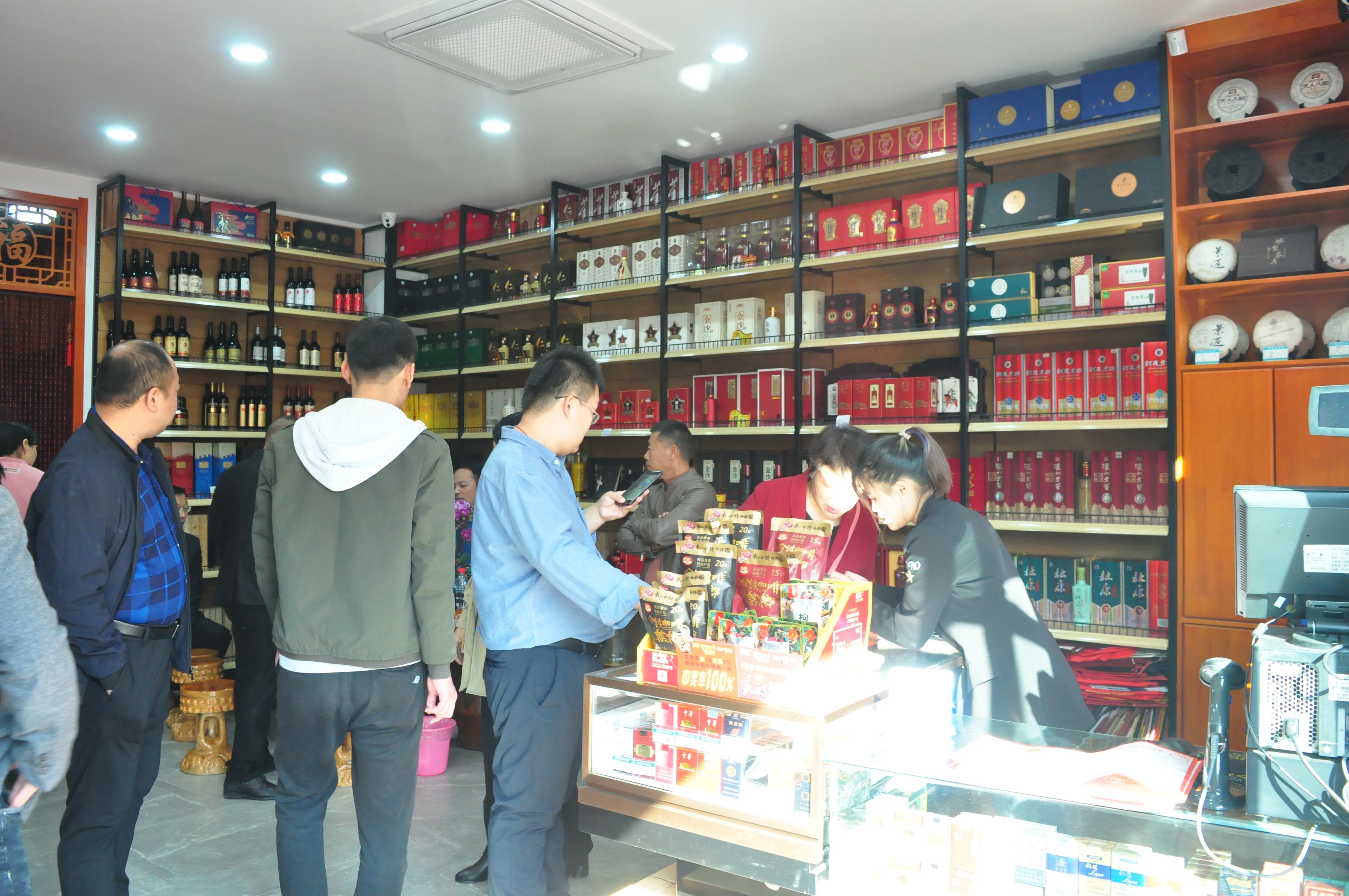 天翼傳大愛，聚力暖人心！天翼商貿(mào)美酒文化體驗(yàn)館開業(yè)現(xiàn)場溫情上演公益慈善拍賣