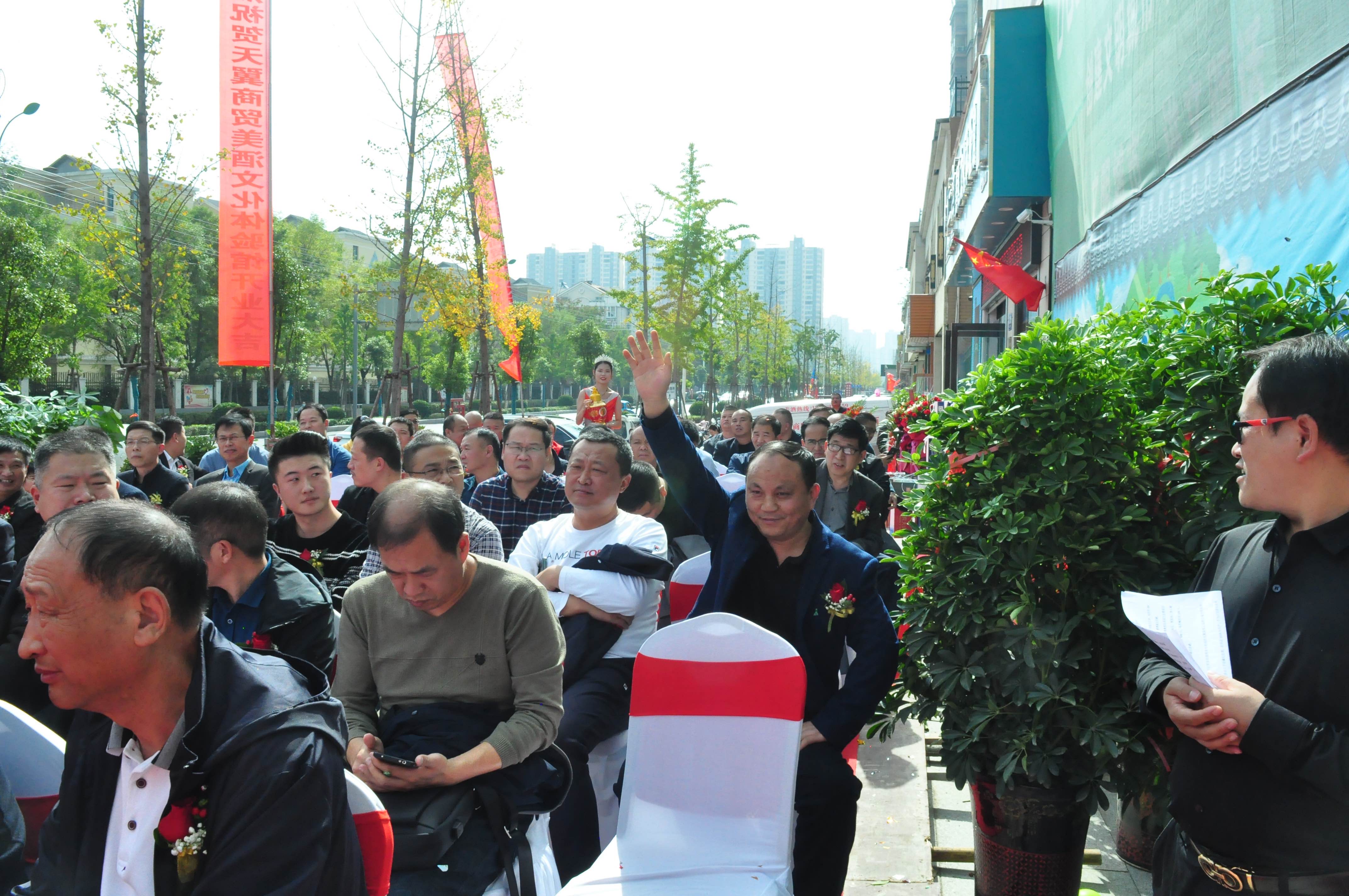 天翼傳大愛，聚力暖人心！天翼商貿(mào)美酒文化體驗(yàn)館開業(yè)現(xiàn)場溫情上演公益慈善拍賣