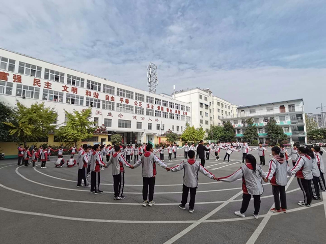 泌陽縣青少年校外活動中心開展綜合素質(zhì)訓(xùn)練進(jìn)校園活動