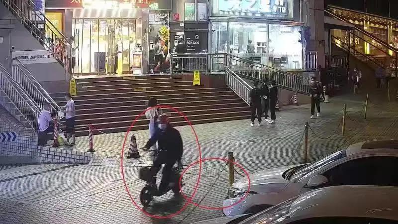 一外賣小哥“兼職”撒黃色小卡片，落網(wǎng)！