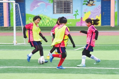 洛陽一農(nóng)村小學(xué)女足隊4年奪冠14次 9人成國家一、二級運動員