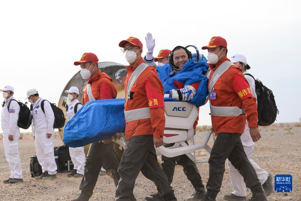 神舟十五號載人飛船返回艙成功著陸 神舟十五號載人飛行任務(wù)取得圓滿成功