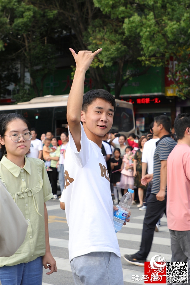 高考結(jié)束了！看泌陽(yáng)考點(diǎn)這些溫暖瞬間