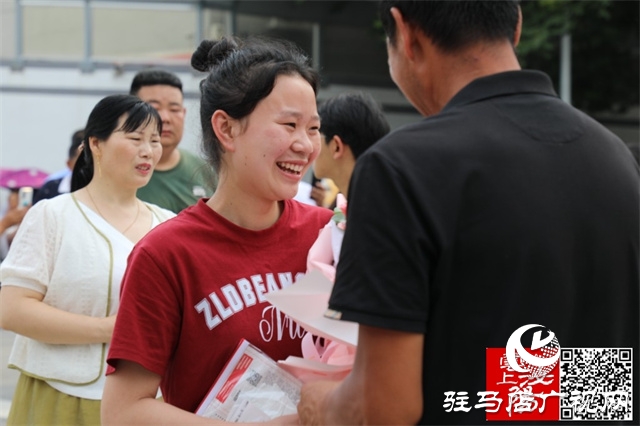 高考結(jié)束了！看泌陽(yáng)考點(diǎn)這些溫暖瞬間