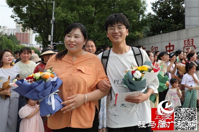 高考結(jié)束了！看泌陽(yáng)考點(diǎn)這些溫暖瞬間