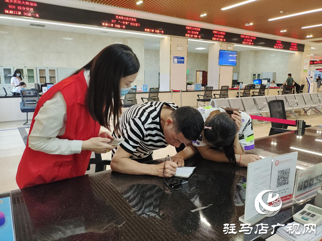泌陽(yáng)：特殊夫妻為殘聯(lián)窗口的工作人員豎起大拇指