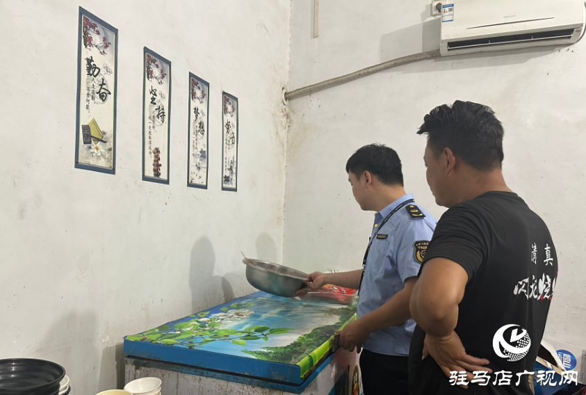 泌陽縣郭集鎮(zhèn)市場監(jiān)管所開展夜市檢查，守護(hù)人間“煙火氣”
