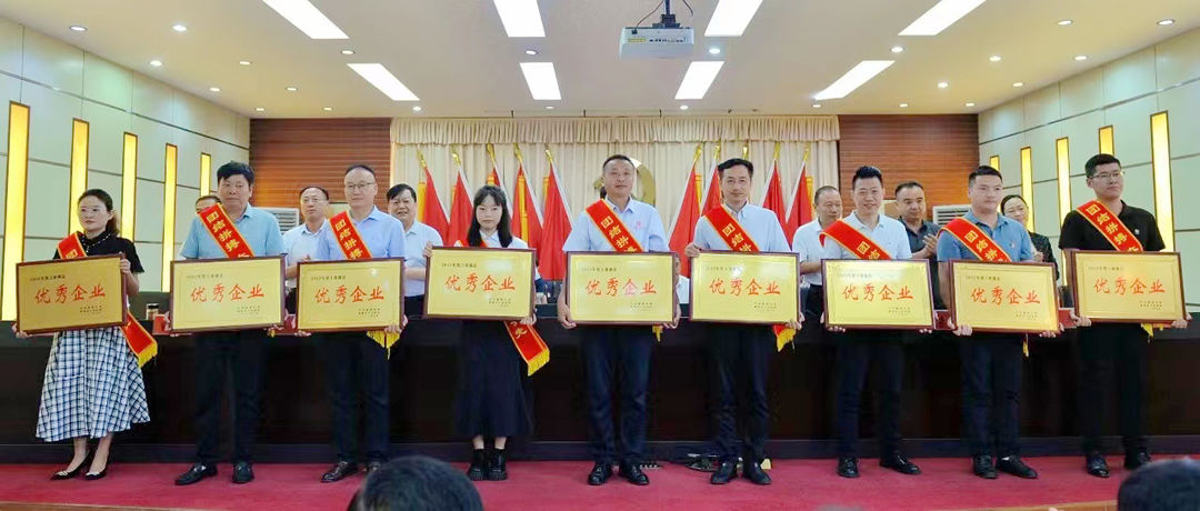 新蔡縣委、縣政府授予李華偉董事長“2022年度新蔡縣經(jīng)濟(jì)發(fā)展功臣”榮譽(yù)稱號(hào)