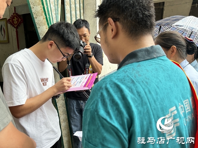 泌陽縣首封清華大學(xué)錄取通知書送達(dá)