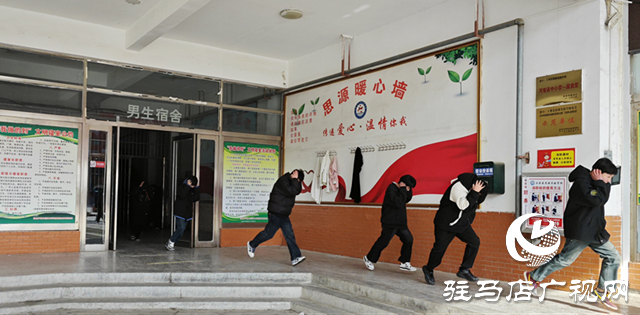 上蔡縣思源實驗學(xué)校舉行學(xué)生公寓消防應(yīng)急逃生演練