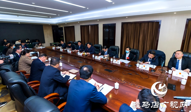 西平縣委書(shū)記侯公濤與出席第十六屆四次會(huì)議的人大代表 集中審議政府、計(jì)劃、財(cái)政三個(gè)報(bào)告