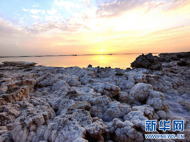 新疆若羌縣：嘆為觀止！羅布泊腹地“水上雅丹”夢幻綺麗
