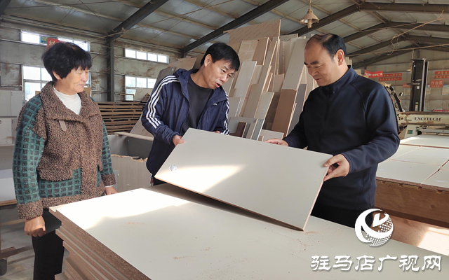 泌陽(yáng)縣高邑鎮(zhèn)：“小車間”發(fā)揮大作用 村民實(shí)現(xiàn)“家門(mén)口”就業(yè)