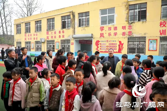 黃淮學(xué)院走進(jìn)平輿縣孟楊小學(xué)開展“擎起一盞燈  點(diǎn)亮童心夢(mèng)”主題黨日活動(dòng)
