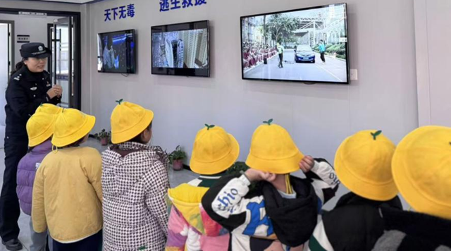 萌娃進(jìn)警營 感恩遞溫情