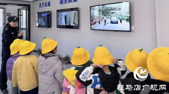 萌娃進(jìn)警營 感恩遞溫情