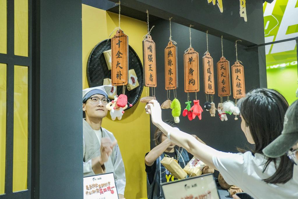 中國經(jīng)濟樣本觀察·“鎮(zhèn)”了不起｜買玩具？到這里！“玩”出來的百億元“情緒產(chǎn)業(yè)”