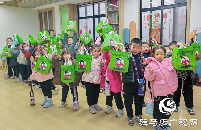 黃淮學(xué)院教師到駐馬店市殘聯(lián)博愛幼兒園開展愛心慰問(wèn)