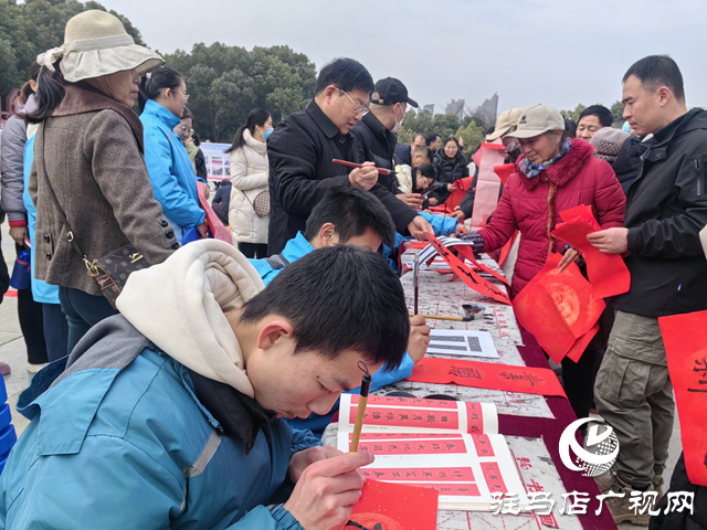 駐馬店市第四中學(xué)開(kāi)展寫(xiě)春聯(lián)剪窗花送祝?；顒?dòng)