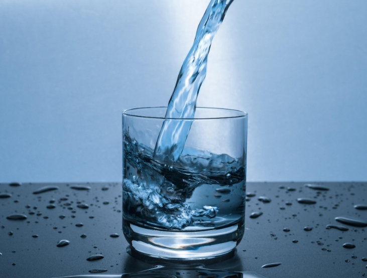 喝水太多真的會(huì)“水中毒”?專家告訴你科學(xué)補(bǔ)水的正確姿勢(shì)