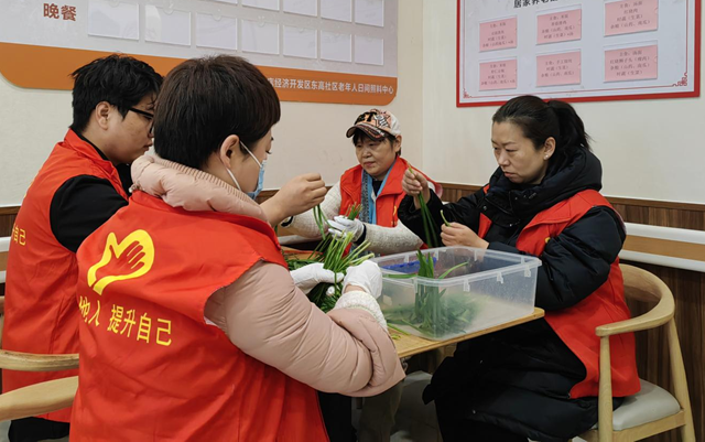 駐馬店廣播電視臺第二黨支部開展社區(qū)大食堂志愿服務(wù)活動
