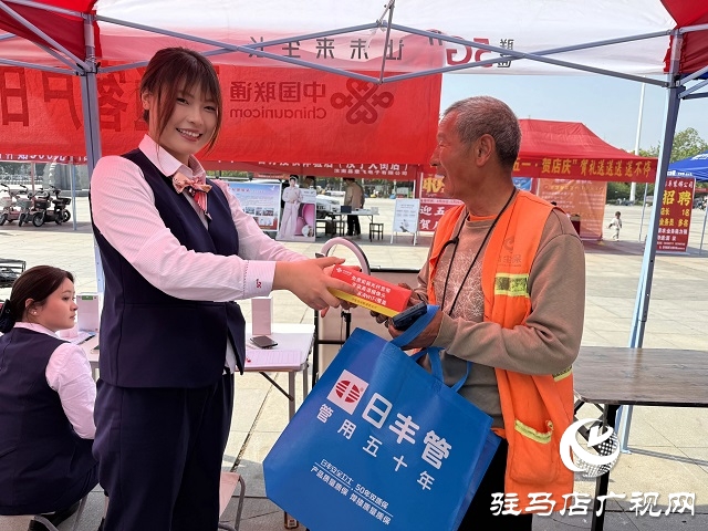駐馬店聯(lián)通汝南分公司開展“聯(lián)通客戶日 惠民促消費(fèi)”活動(dòng)