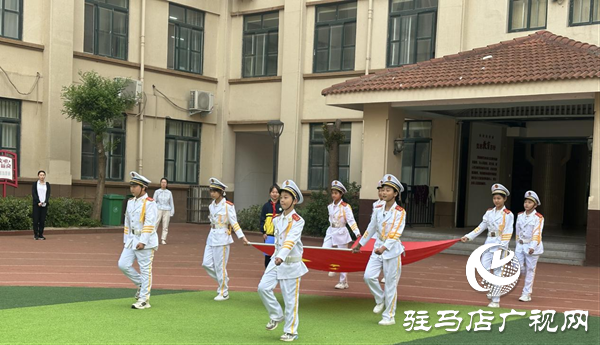 駐馬店市三十三小學(xué)開展“勞動(dòng)最光榮 奮斗譜新篇”主題升旗儀式活動(dòng)