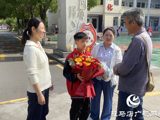 駐馬店小學生拾金不昧彰顯美德 校園內(nèi)外傳遞德育正能量
