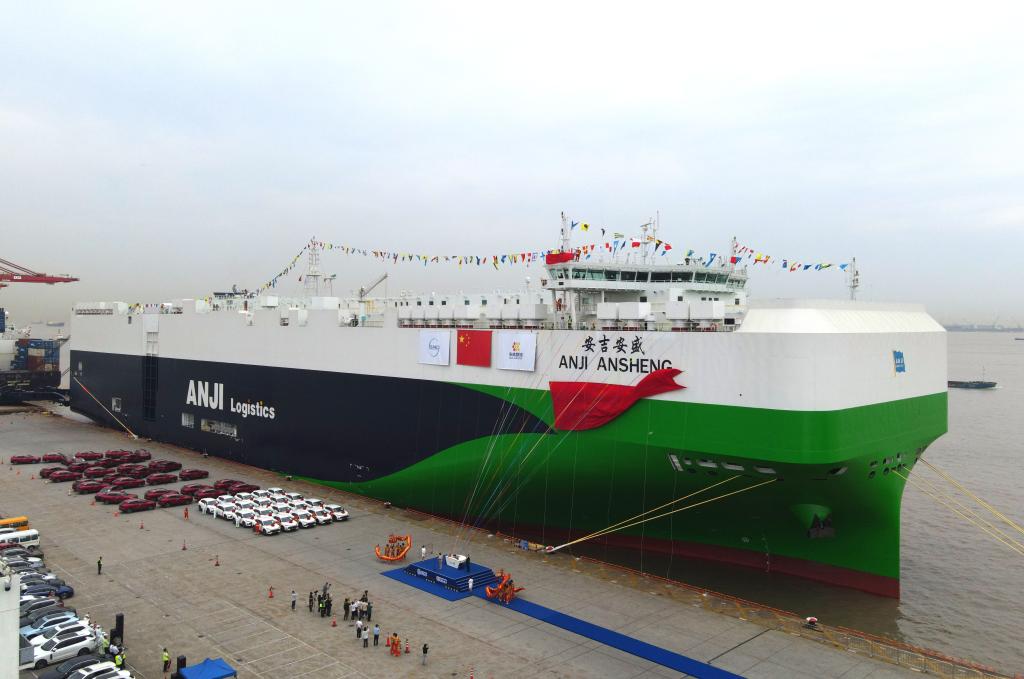 再刷紀(jì)錄！9500車位全球最大汽車運(yùn)輸船上海首航赴歐