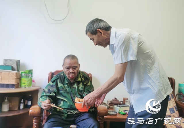 五十年守護(hù)患病兄長(zhǎng) 古稀老人王二軍演繹手足情深