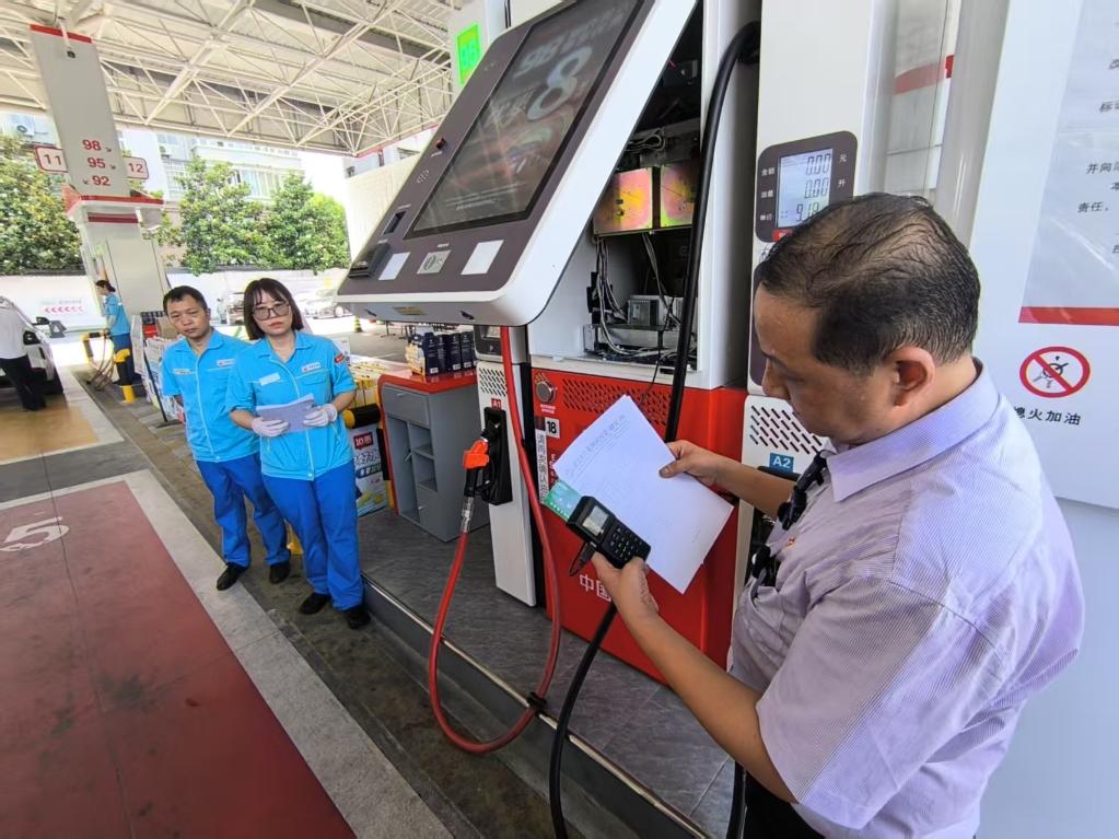 汽車加完油，留在加油槍和油管里的油計費嗎？