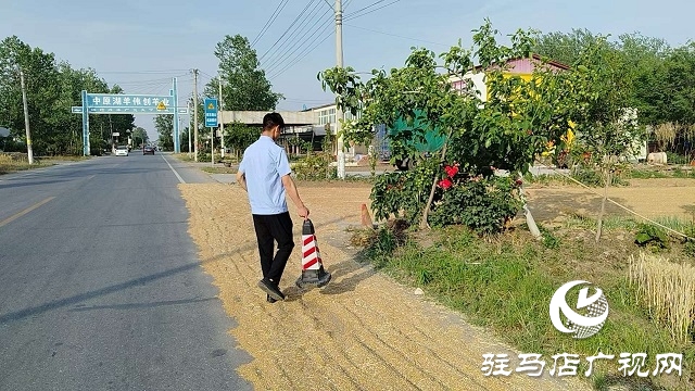  新蔡縣佛閣寺鎮(zhèn)：清理占道打場(chǎng)曬糧 為道路暢通“護(hù)航”