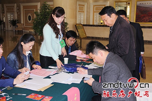 委員認真登記個人信息.JPG